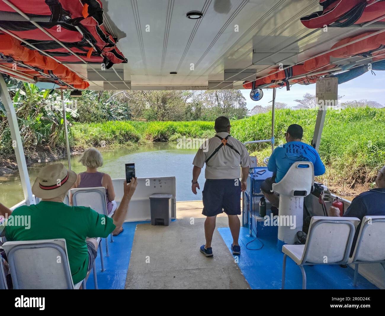 Tarcoles, Costa Rica - touristes sur une croisière d'observation des crocodiles sur le fleuve Tarcoles Banque D'Images