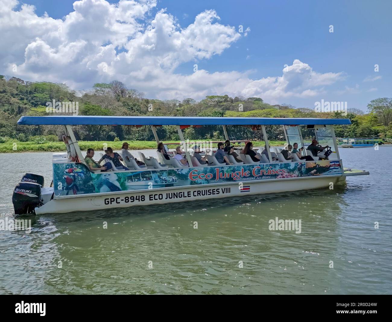 Tarcoles, Costa Rica - touristes sur une croisière d'observation des crocodiles sur le fleuve Tarcoles Banque D'Images