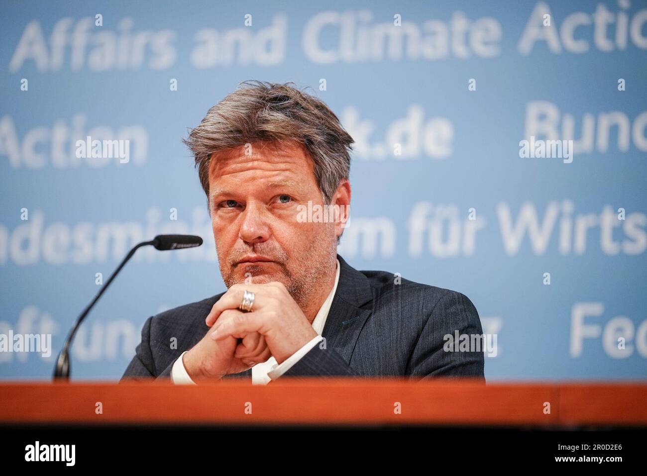 Berlin, Allemagne. 08th mai 2023. Robert Habeck (Bündnis 90/Die Grünen), ministre fédéral de l'économie et de la protection du climat, présente le Rapport économique de l'OCDE et le Rapport d'évaluation environnementale de l'OCDE au ministère fédéral de l'économie. Credit: Kay Nietfeld/dpa/Alay Live News Banque D'Images