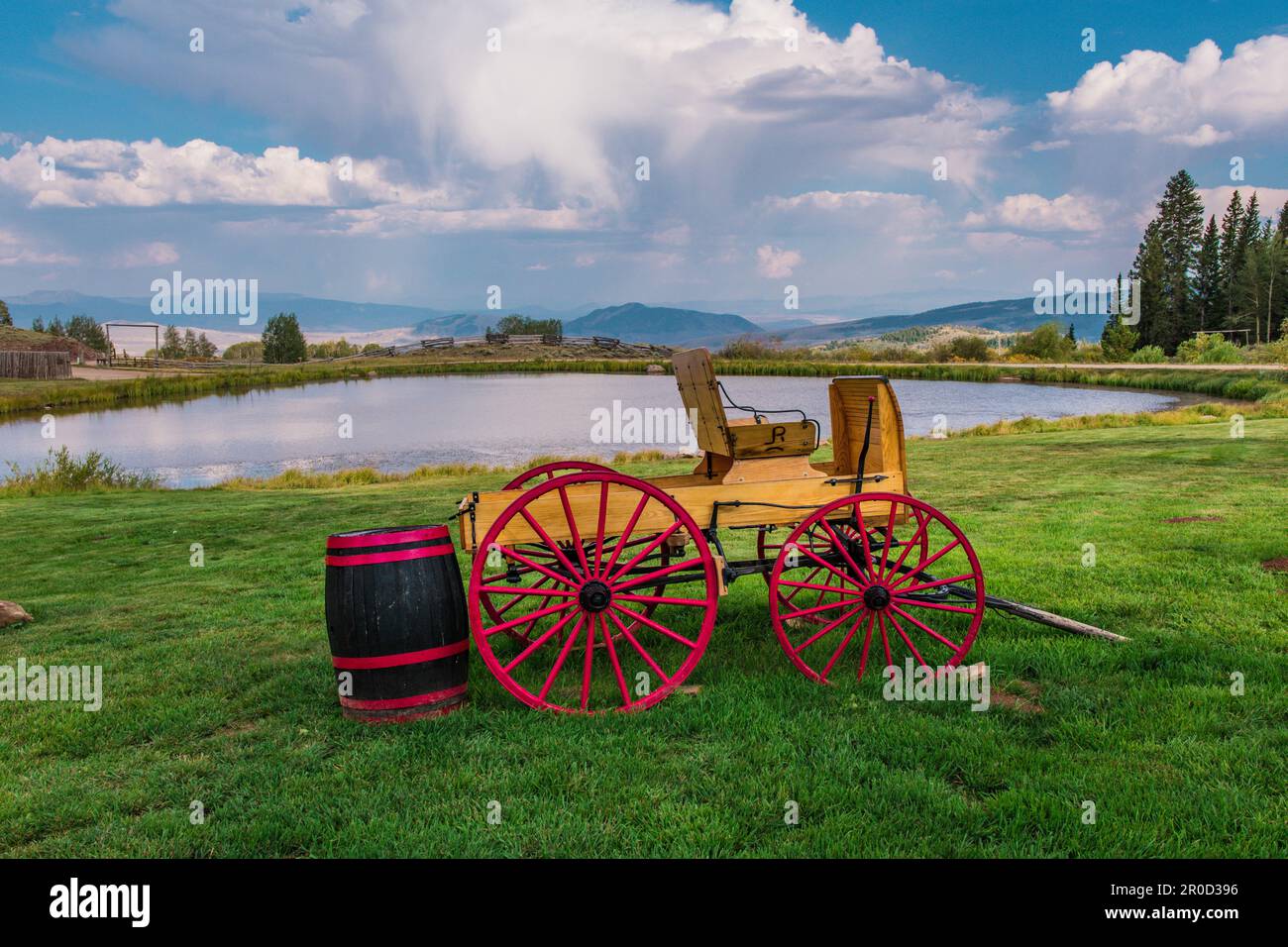 Pittoresque Wagon avec Red Wheels au Latigo Dude Ranch dans le Colorado Banque D'Images