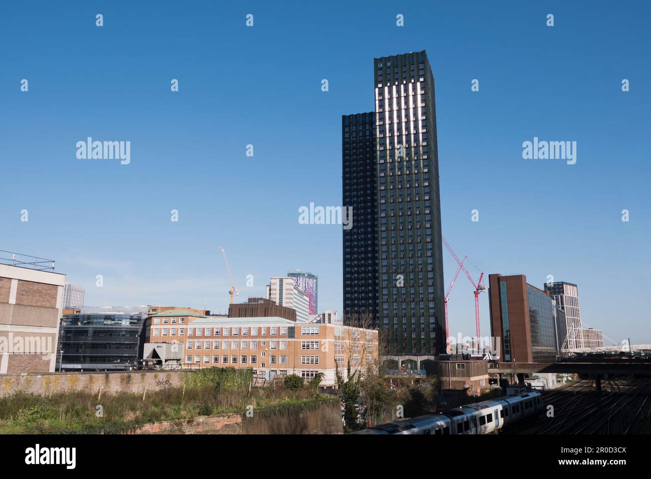Vue sur le bâtiment achevé de 101 George Street à Croydon Banque D'Images