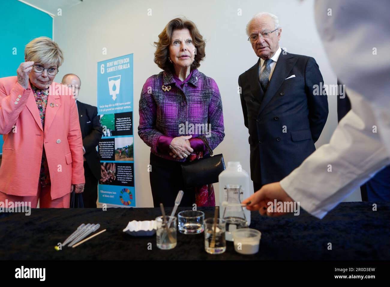 Le roi de Suède Carl XVI Gustaf et la reine purifiant l'eau au Centre scientifique de Technicus lors de la visite royale à Härnösand dans le comté de Västernorrland, Swe Banque D'Images