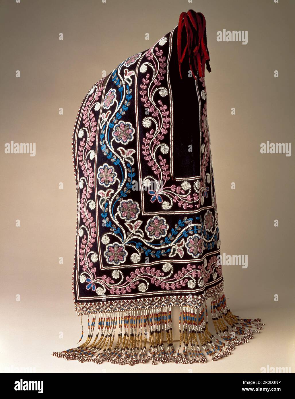 Capot en tissu Cree Woolen, 1840-60. Fabricant : cri, Canada, Ontario. Ce type de cagoule en laine décorée a été fabriqué par les femmes des Cris de la baie James du nord de l'Ontario, au Canada. Les capots perlés étaient traditionnellement portés par des hommes et des femmes dans la région de fort Albany, dans la baie James, et les références à ces capots ont lieu dès 1670... Ce type particulier a été porté par des femmes cries mariées de haut rang, les dessins ont influencé dans une certaine mesure par les arts décoratifs européens du 19th siècle et la langue des fleurs. Banque D'Images