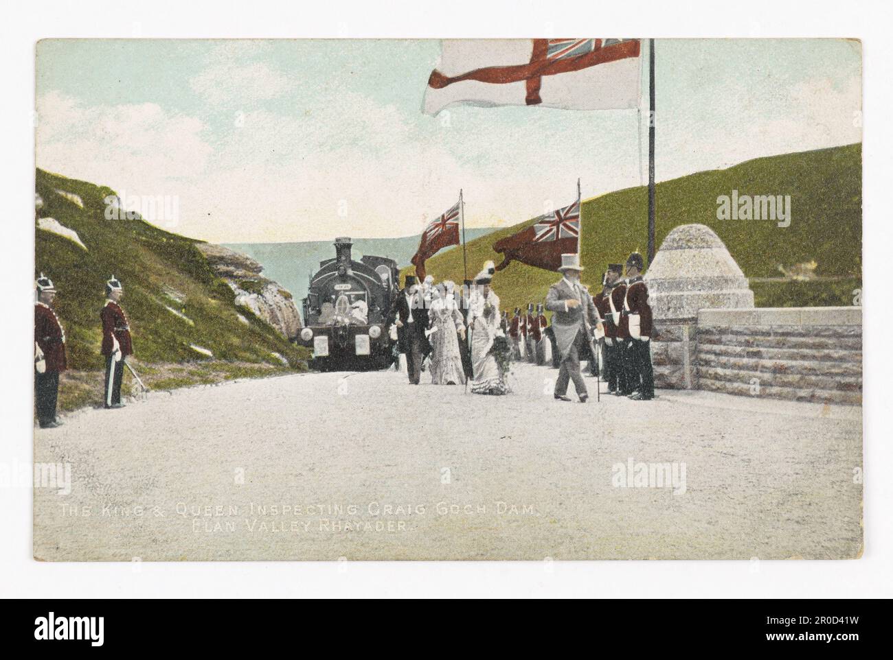 Carte postale - King & Queen Inspecting Craig-Goch Dam, Elan Valley, Rhayader, pays de Galles, 1904. Vues topographiques - Kesterton Collection. Le roi Edward VII et la reine Alexandra exécutent la cérémonie d'ouverture des travaux d'eau qui fournissent de l'eau douce à la ville de Birmingham, illustrée sur le barrage jusqu'au réservoir. Banque D'Images