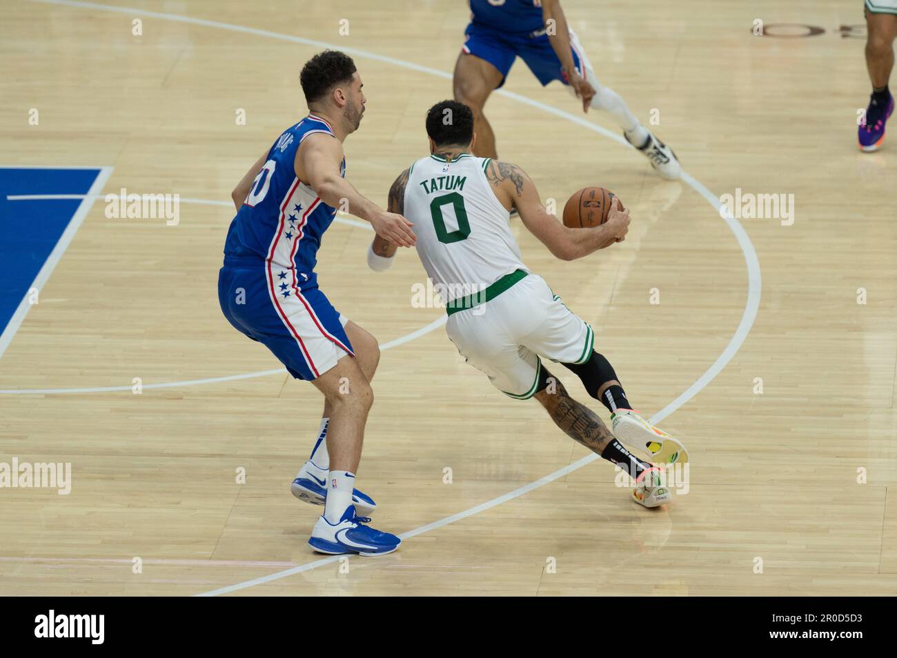 PHILADELPHIE, PA - MAI 7: Jayson Tatum #0 des Boston Celtics conduit au panier pendant la série 2 jeu 4 de la Conférence de l'est demi-finales 2023 de la NBA séries contre le Philadelphie 76ers sur 7 mai 2023 au Wells Fargo Center à Philadelphie, PA. (Photo de Stephen Nadler/PxImages) Credit: PX Images/Alamy Live News Banque D'Images