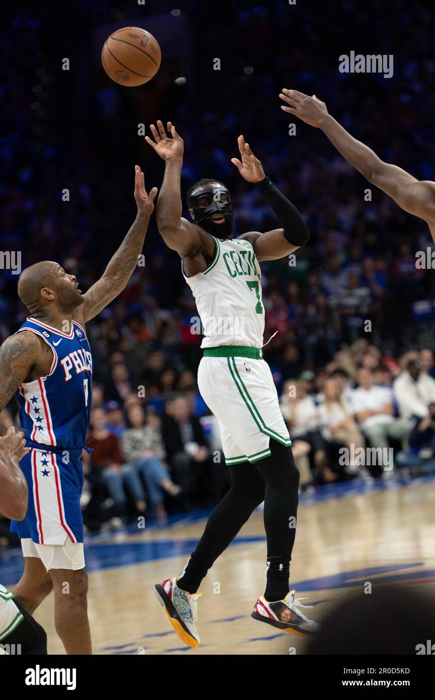 PHILADELPHIE, PA - MAI 7: Jaylen Brown #7 des Boston Celtics passe le ballon pendant la partie 2 partie 4 de la Conférence de l'est demi-finales 2023 de la NBA playoffs contre la Philadelphie 76ers sur 7 mai 2023 au Wells Fargo Center à Philadelphie, PA. (Photo de Stephen Nadler/PxImages) Credit: PX Images/Alamy Live News Banque D'Images