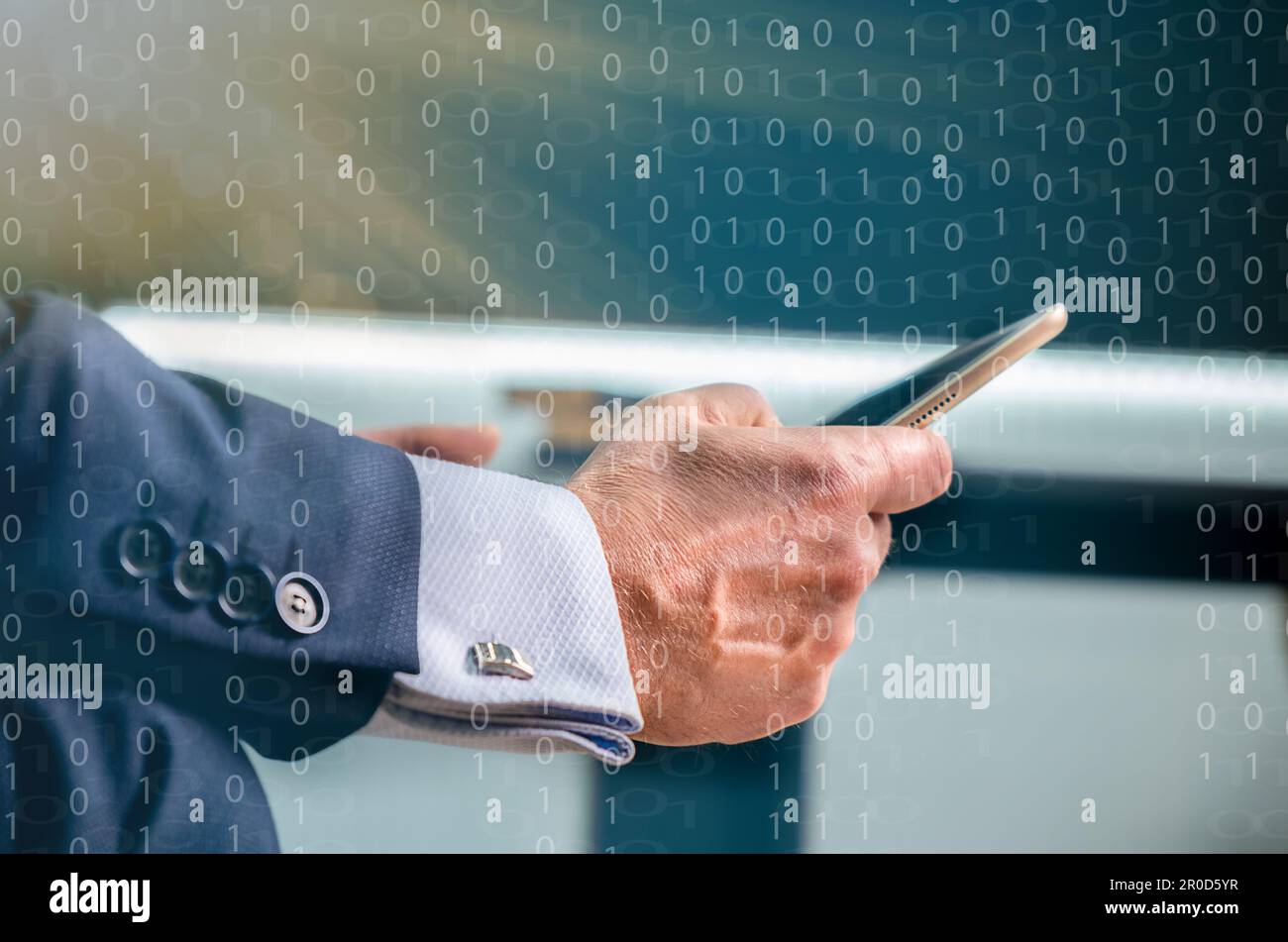 gros plan homme d'affaires main écran tactile sur la tablette numérique pour utiliser l'outil de marketing et vérifier la recherche de trafic de payer par programme de clic sur la page web pour onl Banque D'Images