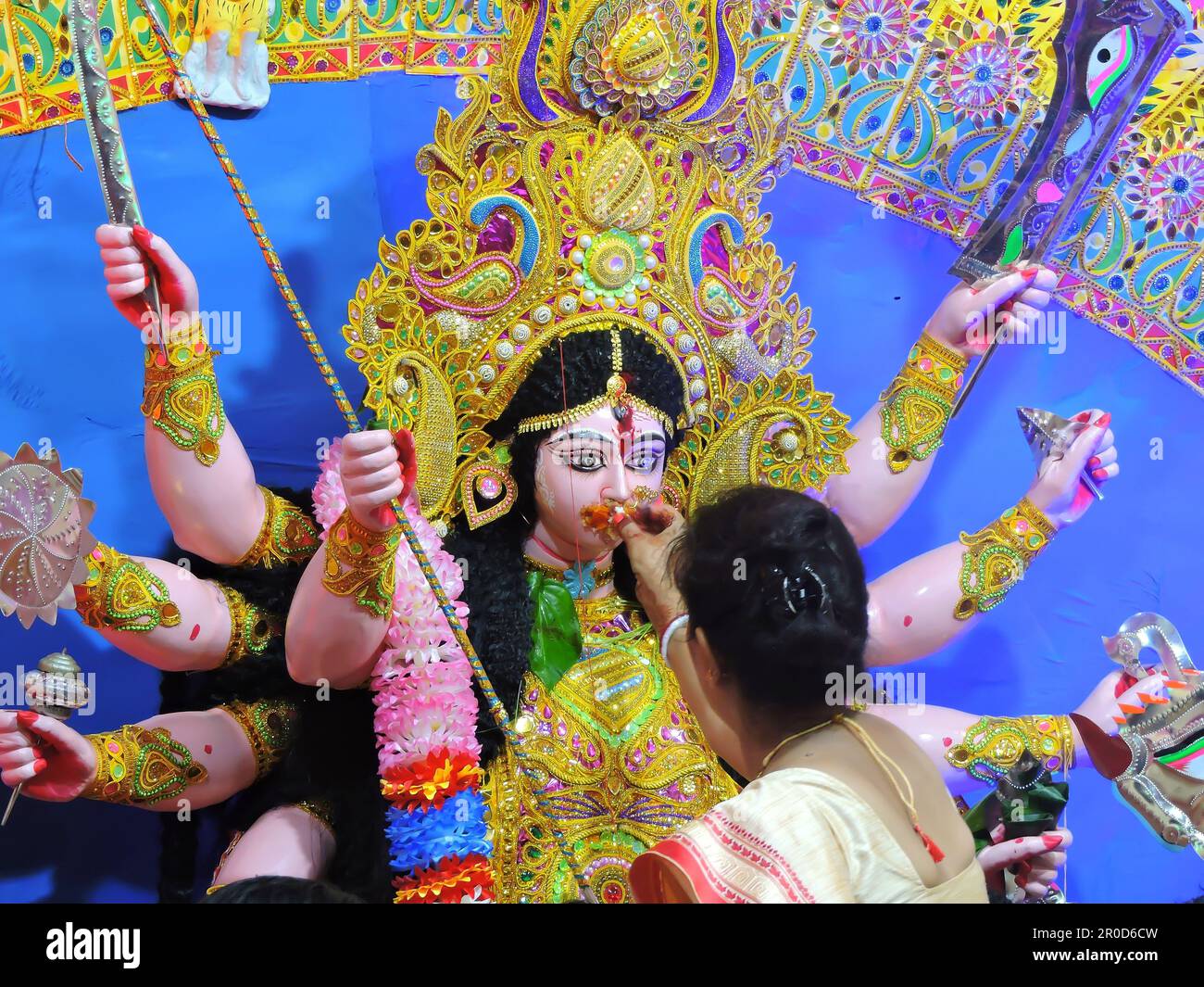Une dame offrant la prasaad à la statue de la déesse Durga pendant la célébration du festival de Durga Puja en Inde. Durga Puja est un festival hindou annuel de l'Inde. Banque D'Images