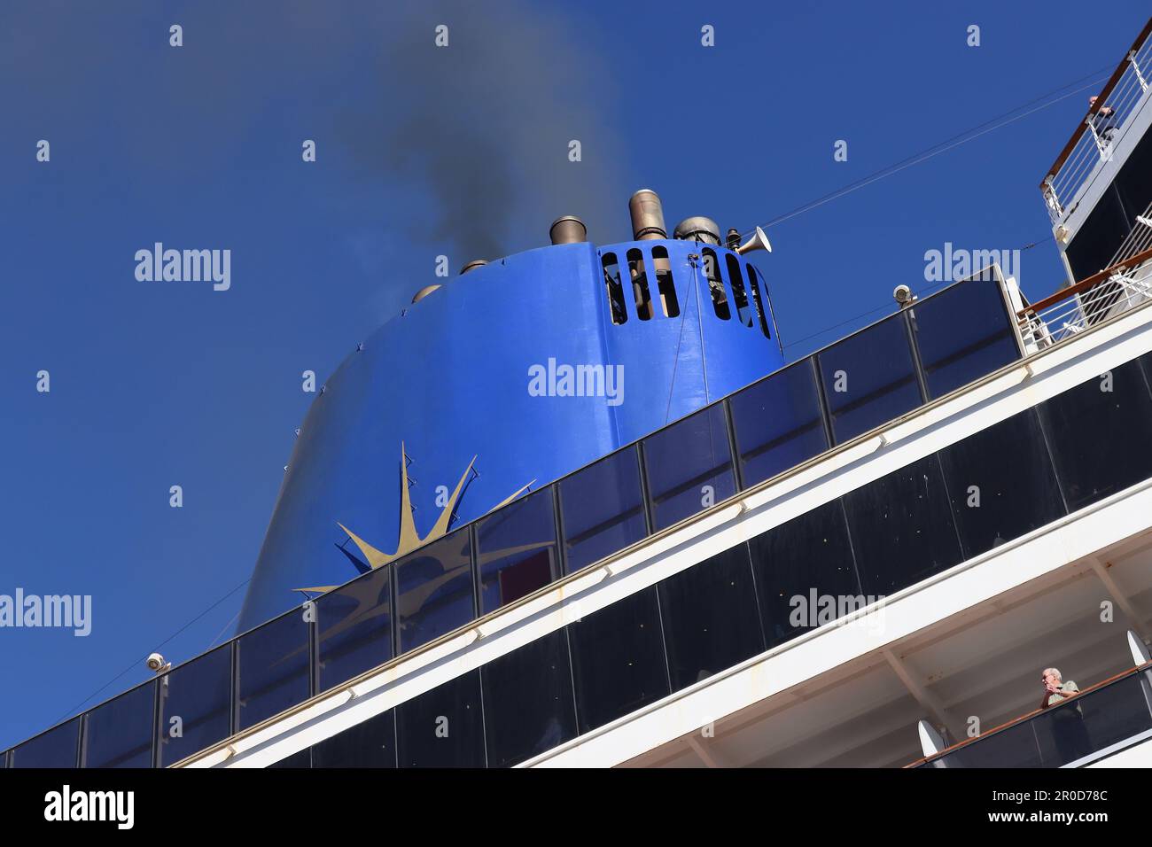 Le bateau de croisière d'Arcadia P&O amarré à Vigo, en Espagne. Deux hommes invités sur les ponts 8 et 11 regardent le processus de débarquement, avril 2023. Banque D'Images