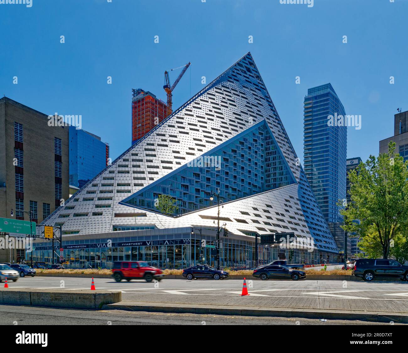 LA VIA 57 West Apartments représente un nouveau type de bâtiment – Courtscraper – selon l'architecte Bjarke Ingels Group. Banque D'Images