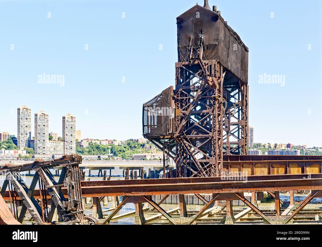 Ce dévier rouillé – aujourd’hui un point de repère – avait autrefois déplacé des wagons couverts de chemins de fer sur et hors des barges qui ont traversé le fleuve Hudson avant la construction d’un tunnel ferroviaire. Banque D'Images