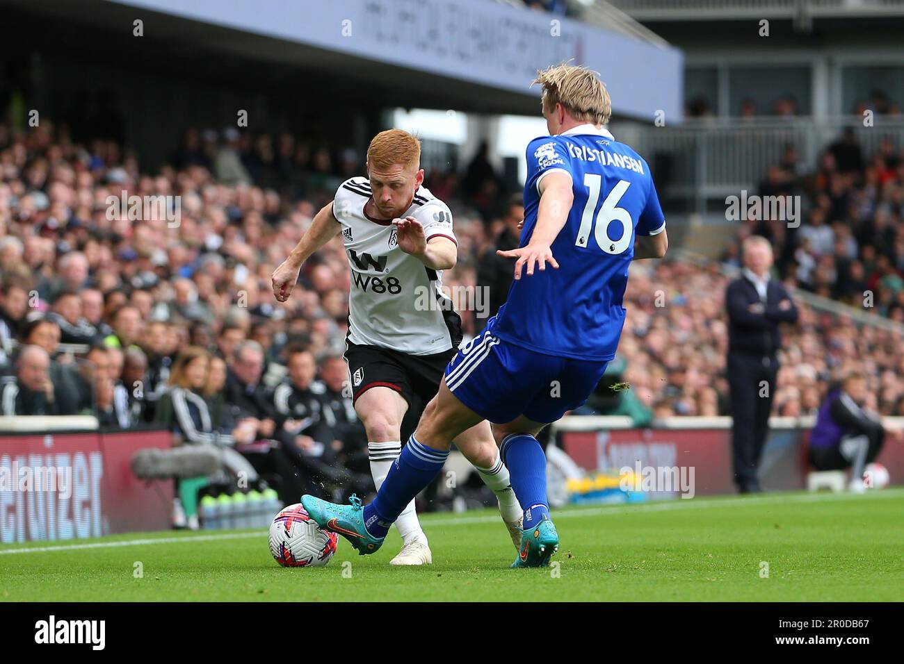 Craven Cottage, Fulham, Londres, Royaume-Uni. 8th mai 2023. Premier League football, Fulham contre Leicester City; Harrison Reed de Fulham est attaqué par Victor Kristiansen de Leicester City Credit: Action plus Sports/Alay Live News Banque D'Images