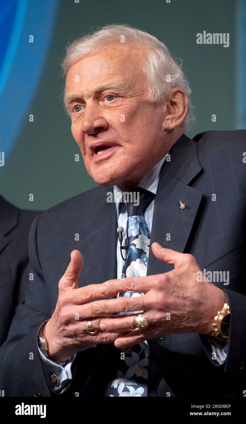 Washington, États-Unis d'Amérique. 11 août 2009. Buzz Aldrin, astronaute à la retraite d'Apollo, prononce des remarques à l'occasion de l'anniversaire de la mission Apollo 11 en 40th et de la conférence de presse sur la lune au siège de la NASA, à 20 juillet 2009, à Washington Aldrin était le pilote Lunar module Eagle dans la mission Apollo 11 de 1969, lui et le commandant de mission Neil Armstrong étaient les deux premiers à atterrir sur la Lune. Credit: Paul alers/NASA/Alamy Live News Banque D'Images