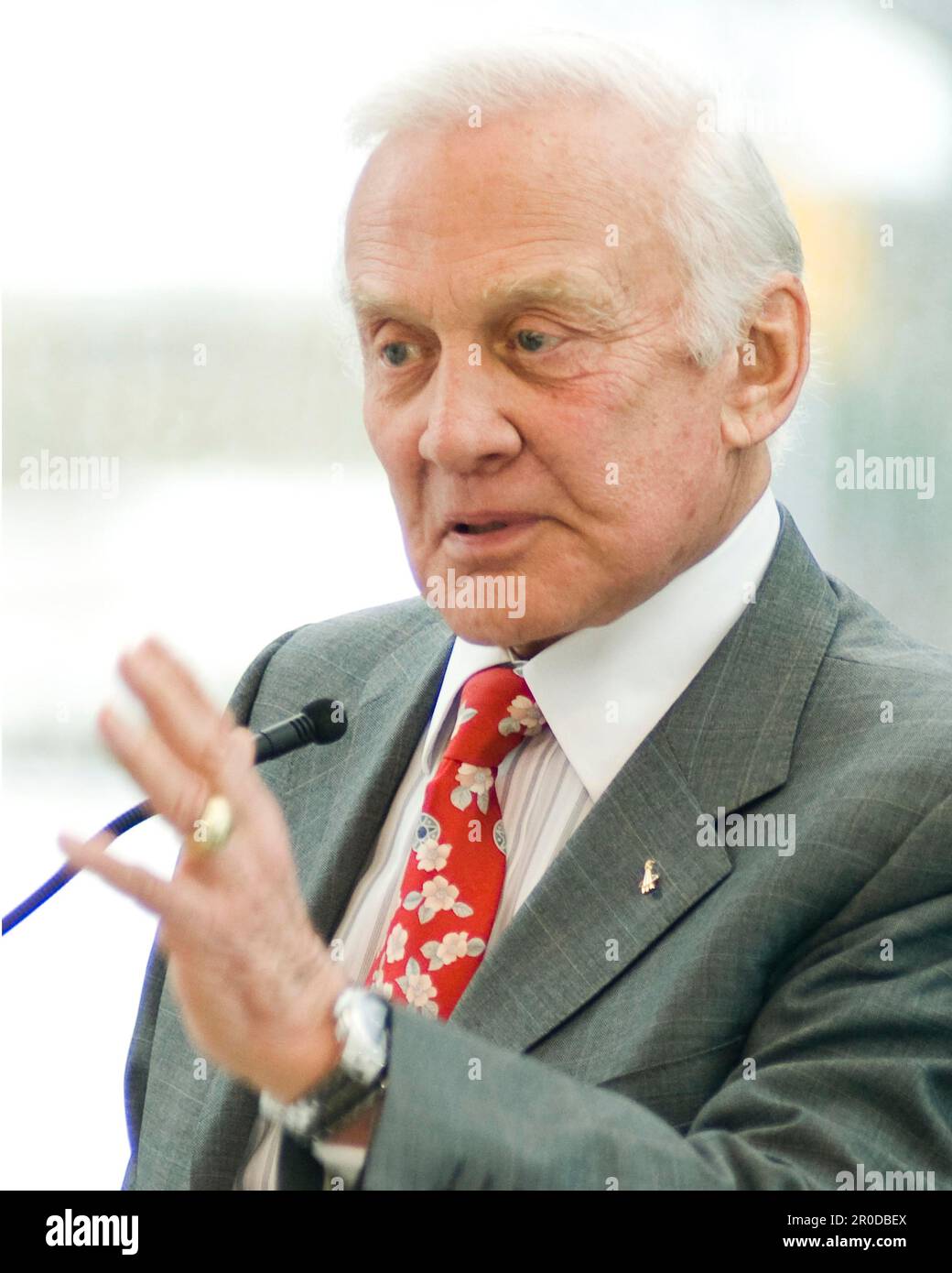 Cleveland, États-Unis d'Amérique. 25 novembre 2008. Buzz Aldrin, astronaute à la retraite d'Apollo, prononce un discours à l'intention des employés de la génération y du centre de recherche Glenn à Lewis Field, 19 novembre 2008, à Cleveland, Ohio, États-Unis. Credit: Paul alers/NASA/Alamy Live News Banque D'Images