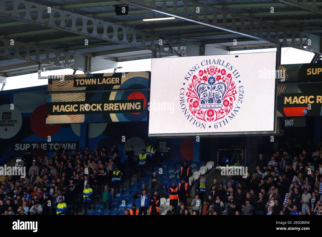 Le tableau de bord numérique affiche une image commémorative du couronnement du roi Charles lors du match du championnat Sky Bet Huddersfield Town vs Reading au stade John Smith, Huddersfield, Royaume-Uni, 8th mai 2023 (photo de Ben Early/News Images) Banque D'Images