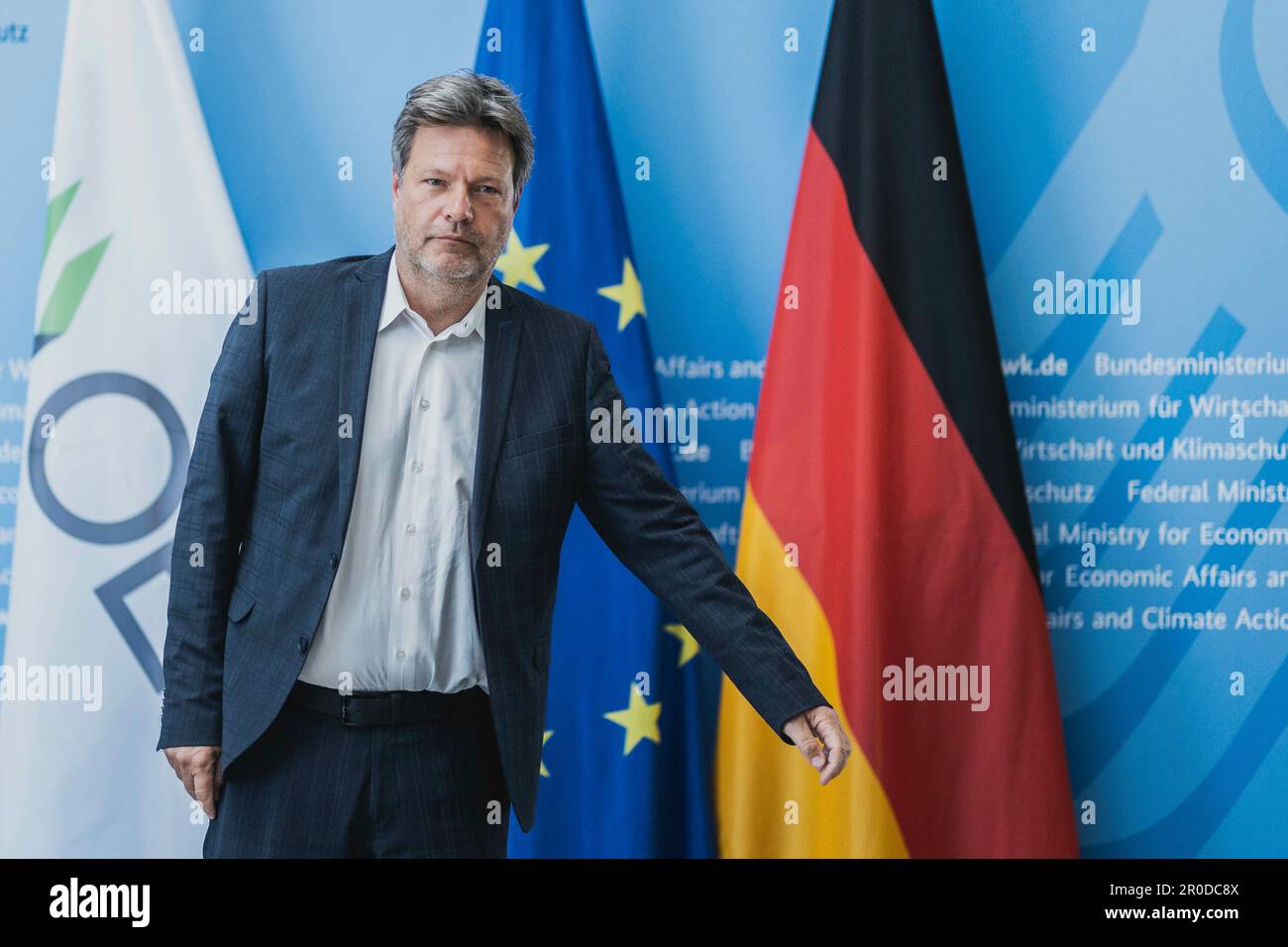 Berlin, Allemagne. 08th mai 2023. Robert Habeck (Alliance 90/les Verts), ministre fédéral des Affaires économiques et de la protection du climat et vice-chancelier, photographié après la conférence de presse pour remettre le rapport économique de l'OCDE au ministre fédéral des Affaires économiques de Berlin, 8 mai 2023. Credit: dpa/Alay Live News Banque D'Images