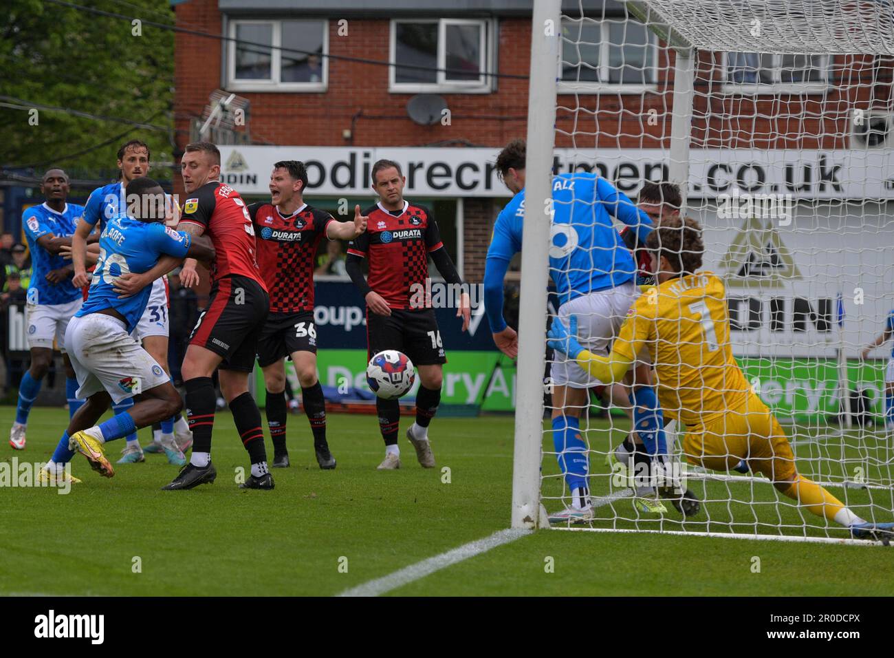 Stockport, Royaume-Uni. 8th mai 2023Hartlepool Ben Killip des États-Unis se présente pour obtenir un coin alors que Fraser Horsfall du comté de Stockport pousse Dan Dodds dans Ben et un but est refusé pendant le match Sky Bet League 2 entre Stockport County et Hartlepool United au stade Edgeley Park, Stockport, le lundi 8th mai 2023. (Photo : Scott Llewellyn | MI News) Credit: MI News & Sport /Alay Live News Banque D'Images