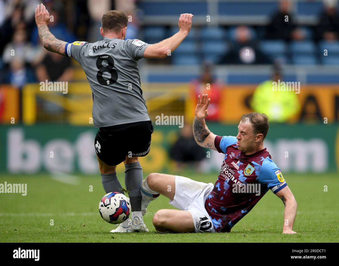 Burnley, Royaume-Uni. 8th mai 2023. Ashley Barnes de Burnley s'attaque à Joe Ralls de Cardiff City pendant le match du championnat Sky Bet à Turf Moor, Burnley. Crédit photo à lire: Gary Oakley/Sportimage crédit: Sportimage Ltd/Alay Live News Banque D'Images