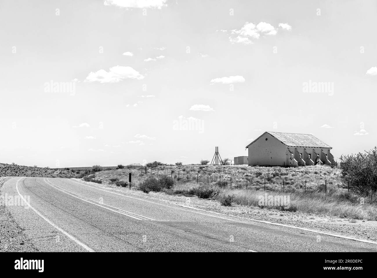 Karos, Afrique du Sud - 24 février 2023 : un bâtiment d'école abandonné sur la route N10 près de Karos dans la province du Cap Nord. Monochrome Banque D'Images