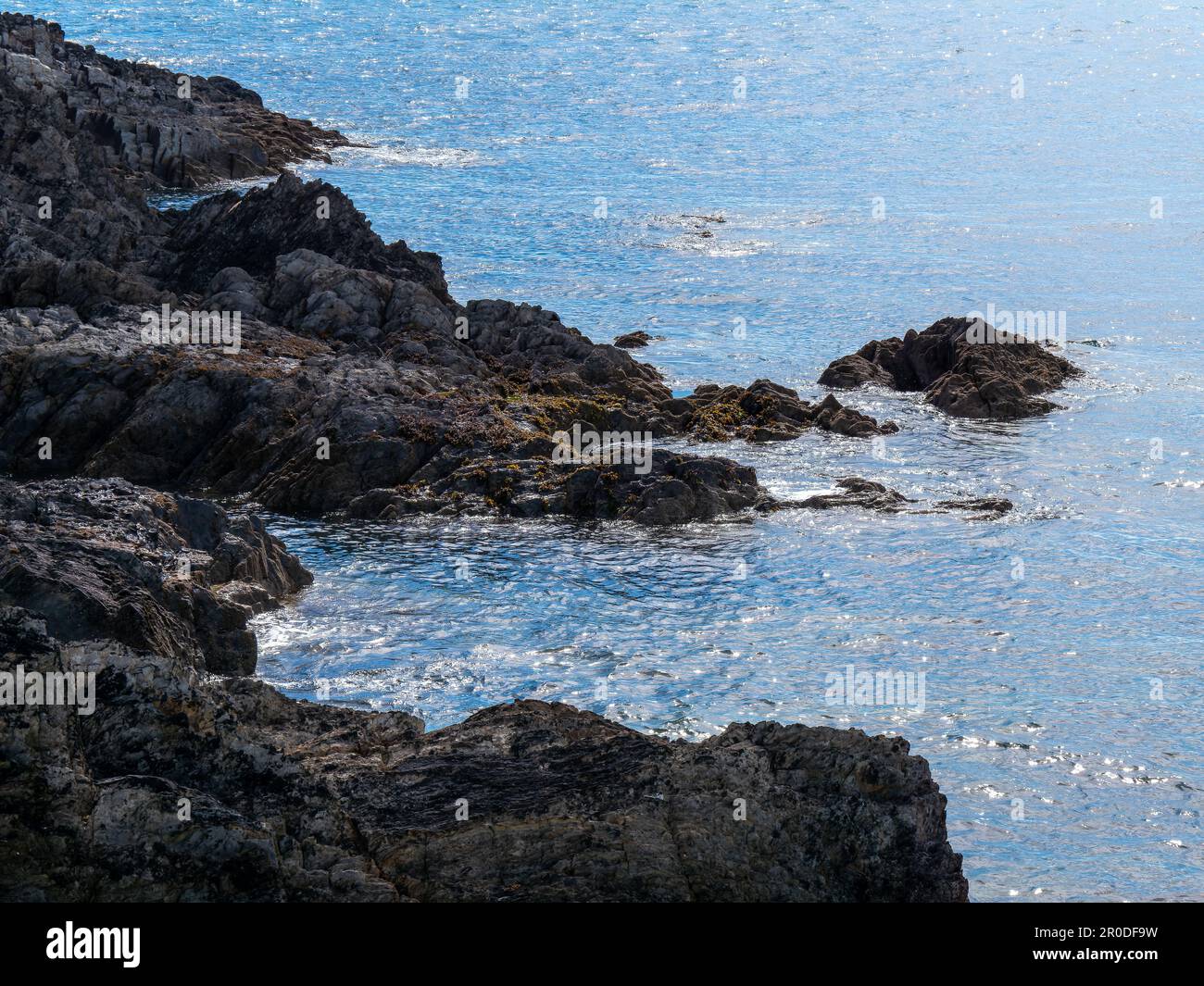 Rochers côtiers et eau de mer lors d'une journée ensoleillée d'été. Paysage, formation rocheuse sur mer. Banque D'Images