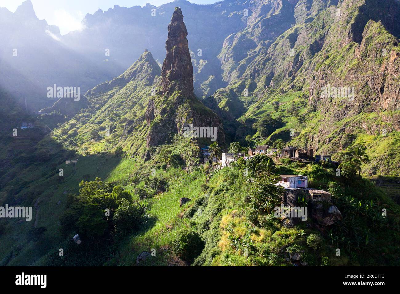 Vue aérienne d'un spectaculaire village XOXO sous le pilier de roche dans une belle vallée verte de Ribeira Grande sur l'île de Santo Antao, Cabo verde Banque D'Images