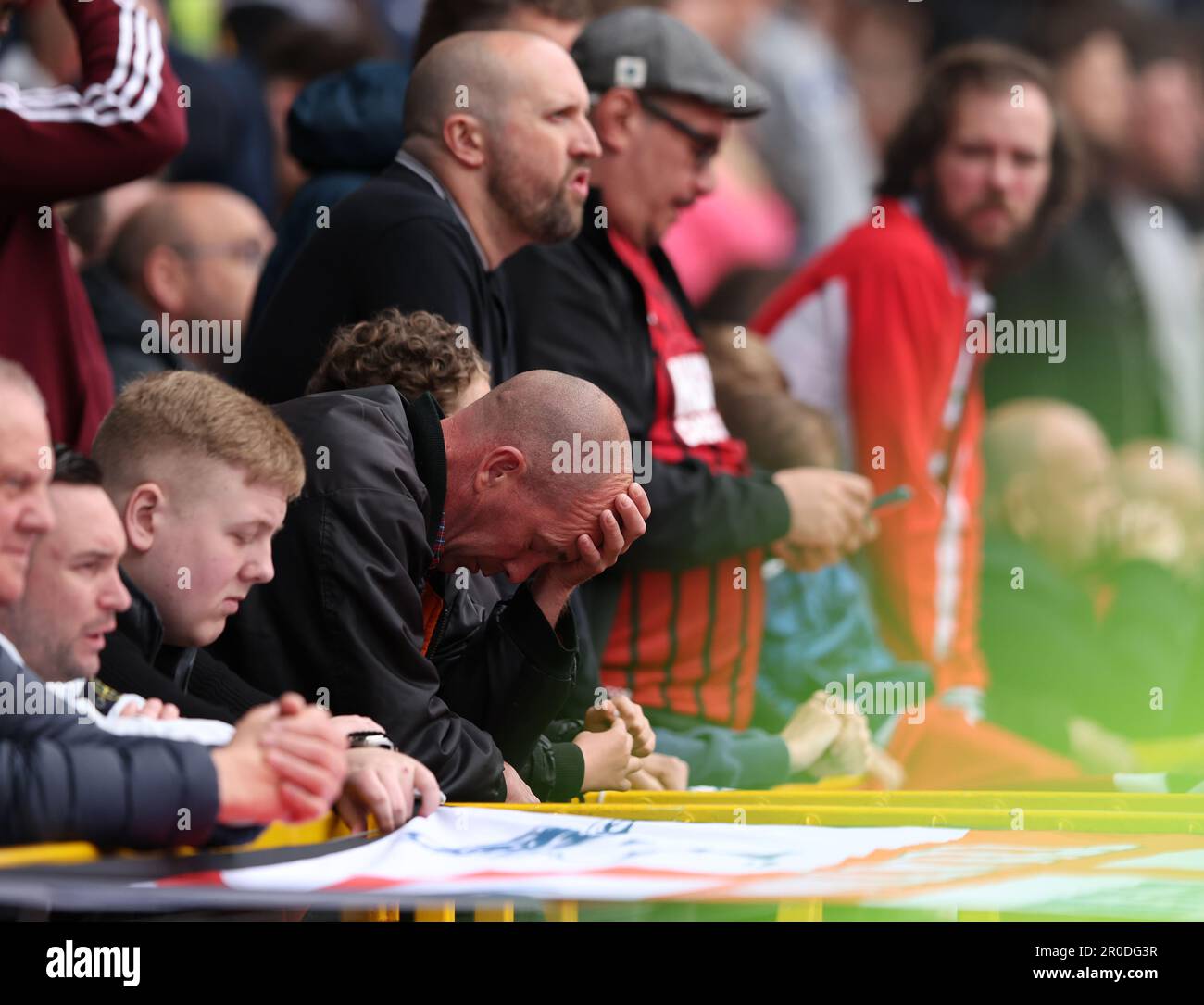 Un fan de Millwall a l'air abattu dans les tribunes, car une chance de faire les matchs commence à s'échapper lors du match du championnat Sky Bet à la Den, Londres. Date de la photo: Lundi 8 mai 2023. Banque D'Images