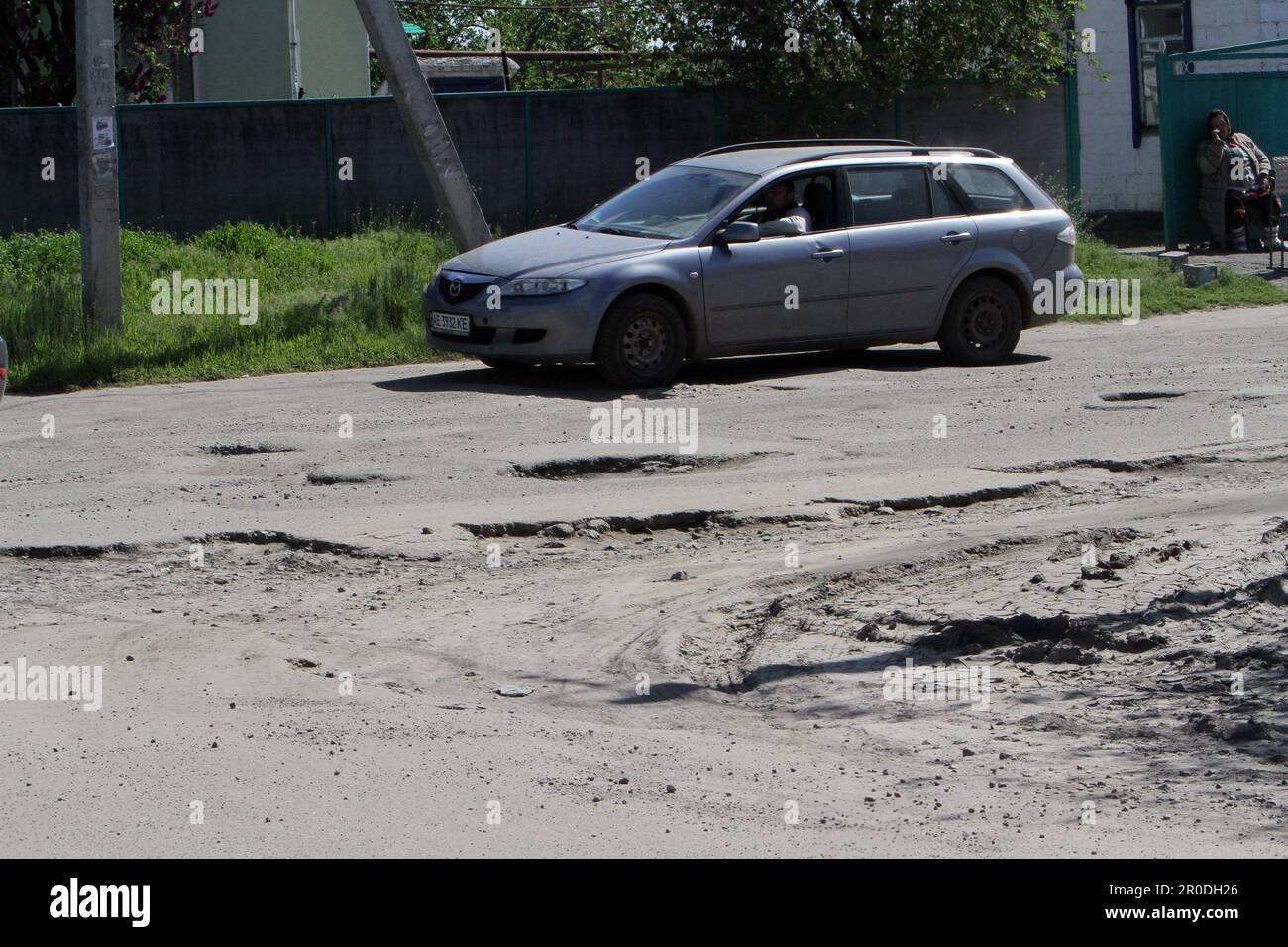 Non exclusif: DNIPRO, UKRAINE - 07 MAI 2023 - fosses profondes sur l'autoroute Dnipro-Mahdalynivka-Kotivka, Dnipro, Ukraine orientale. Banque D'Images