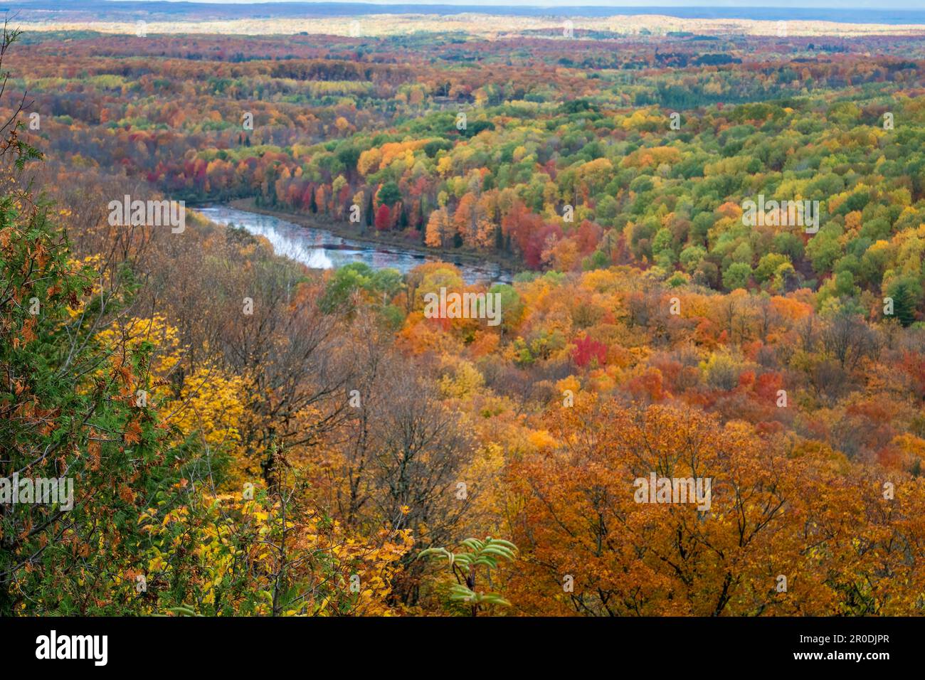 Cette image est d'une vue sur le sentier national de North Shore dans le nord du Wisconsin. Il a été pris pendant le camping-car dans un terrain de camping forestier national. Banque D'Images