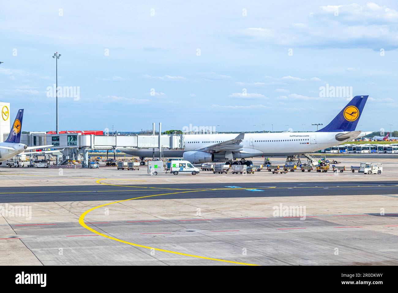 Francfort, Allemagne - 20 septembre 2012 : parking d'avions Lufthansa au tablier de Francfort. Il y a Lufthansas principal centre de trafic et le majori Banque D'Images