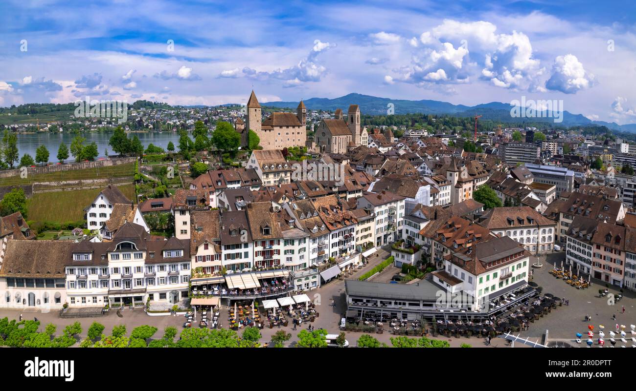 Rapperswil - Jona - ville médiévale pittoresque et château dans le lac de Zurich, vue aérienne sur les drones. Voyages et sites touristiques en Suisse Banque D'Images