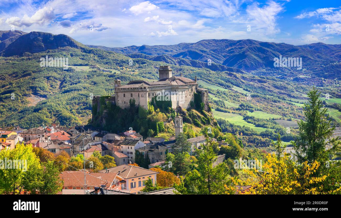 'Castello di Bardi' - impressionnant château médiéval et village pittoresque dans la région d'Emilia-Romagna en Italie Banque D'Images