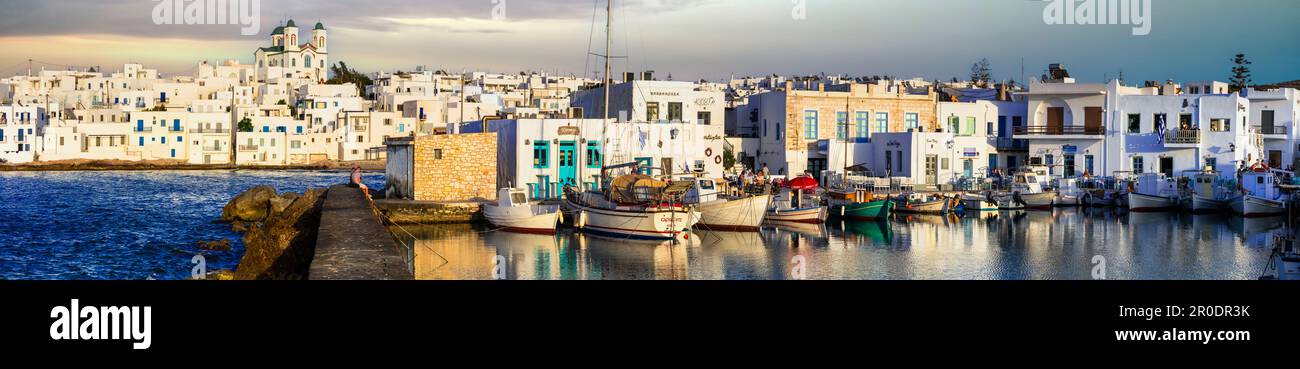 Voyage en Grèce. Cyclades, île de Paros. Magnifique village de pêcheurs Naousa. Panorama du vieux port avec des bateaux à voile au coucher du soleil. Mai 2021 Banque D'Images