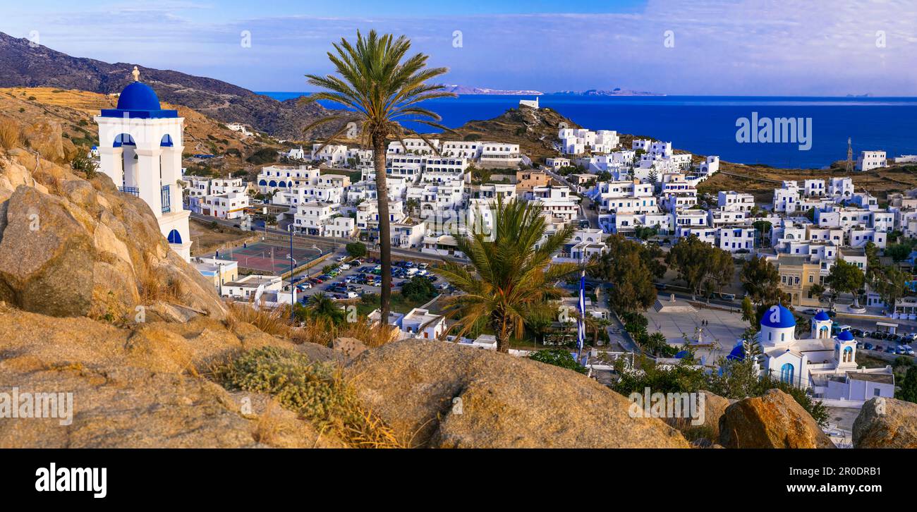 Île iOS. Grèce, Cyclades. Vue panoramique sur le village de Chora avec ses églises et ses maisons blanches. Destination touristique populaire Banque D'Images