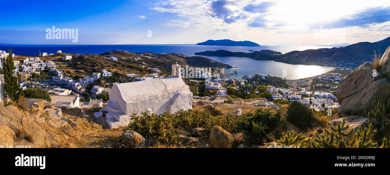 Vue panoramique à couper le souffle sur l'île d'iOS. Village de Chora avec églises et maisons blanches. Destination touristique populaire dans les Cyclades, Grèce Banque D'Images