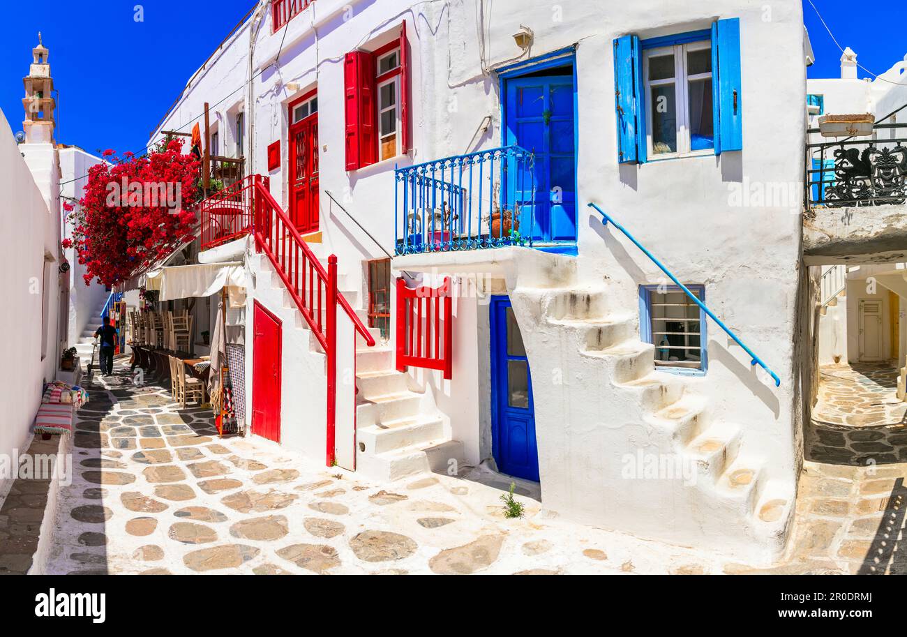 Authentique Grèce traditionnelle. Île de Mykonos. Charmantes rues fleuries colorées du vieux village de Chora. Cyclades Banque D'Images Authentique Grèce traditionnelle. Île de Mykonos. Charmantes rues fleuries colorées du vieux village de Chora. Cyclades Banque D'Images
