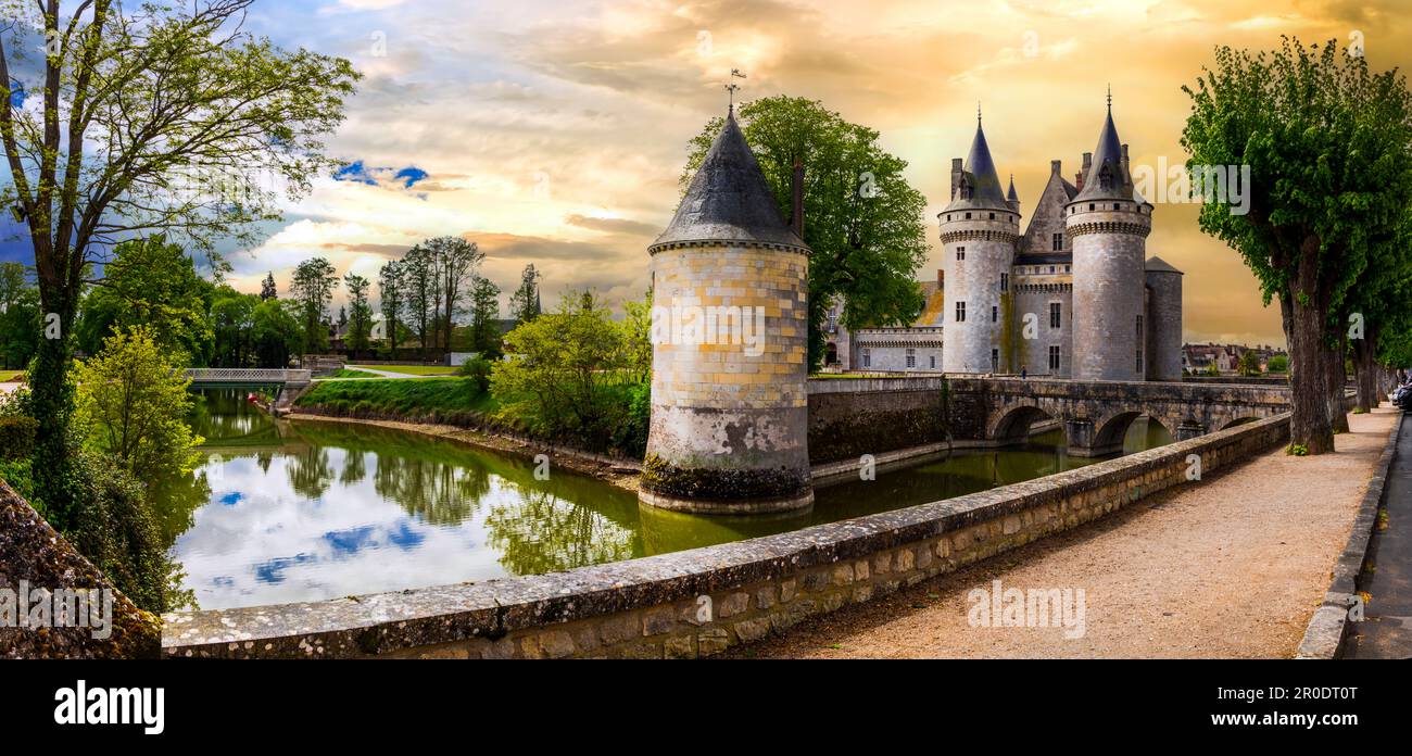 Grands catsles médiévaux de la vallée de la Loire en France. Magnifique et impressionnant Sully-sul-Loire au coucher du soleil Banque D'Images