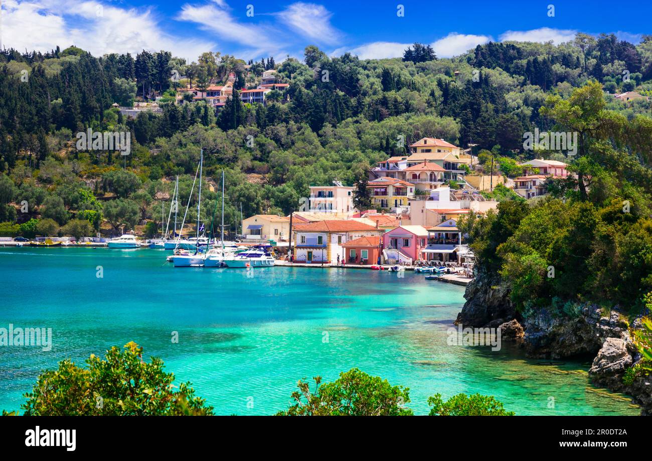 Îles Ioniennes de Grèce. Magnifique île Paxos. Magnifique baie turquoise et plage dans le village de Lakka. grec destinations d'été Banque D'Images