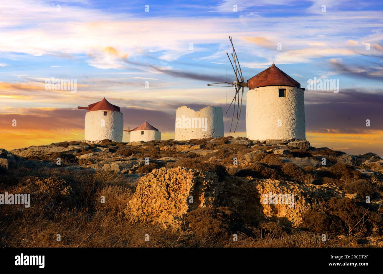 Moulins à vent traditionnels grecs. Île Amorgos dans les Cyclades, village de Chora au coucher du soleil Banque D'Images