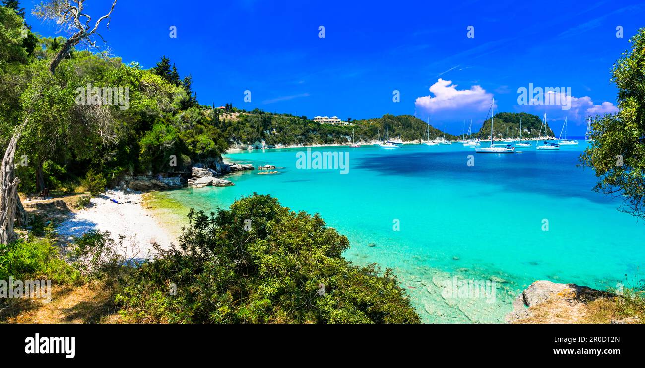 Îles Ioniennes de Grèce. Magnifique île Paxos. Magnifique baie turquoise et plage dans le village de Lakka. grec destinations d'été Banque D'Images