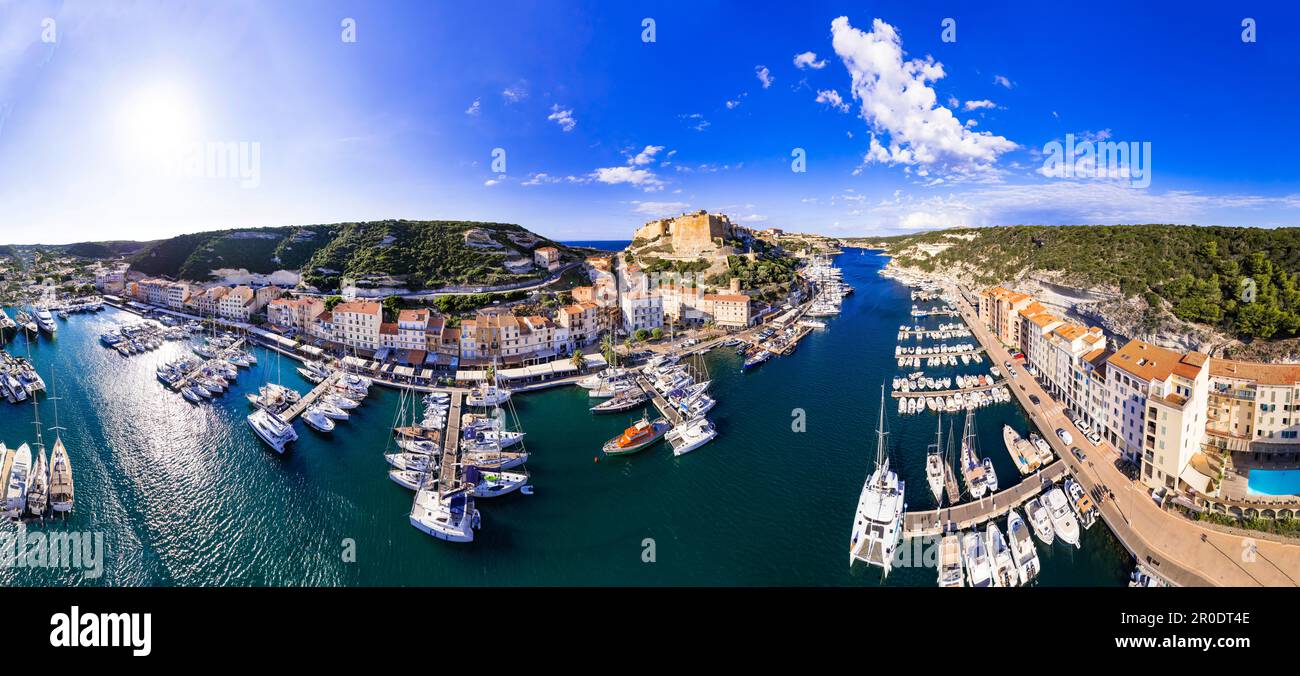 Bonifacio vue panoramique sur drone aérienne, île Corse. vue sur le château et le port de plaisance avec bateaux à voile . Destination touristique populaire, France Banque D'Images