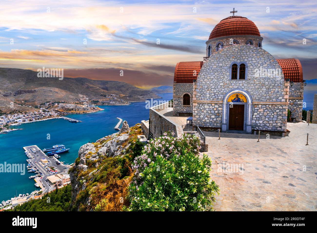 Grèce incroyable - magnifique île de Kalymnos, Dodécanèse. Vue sur la ville pittoresque de Pothia et le monastère d''agios Savvas Banque D'Images