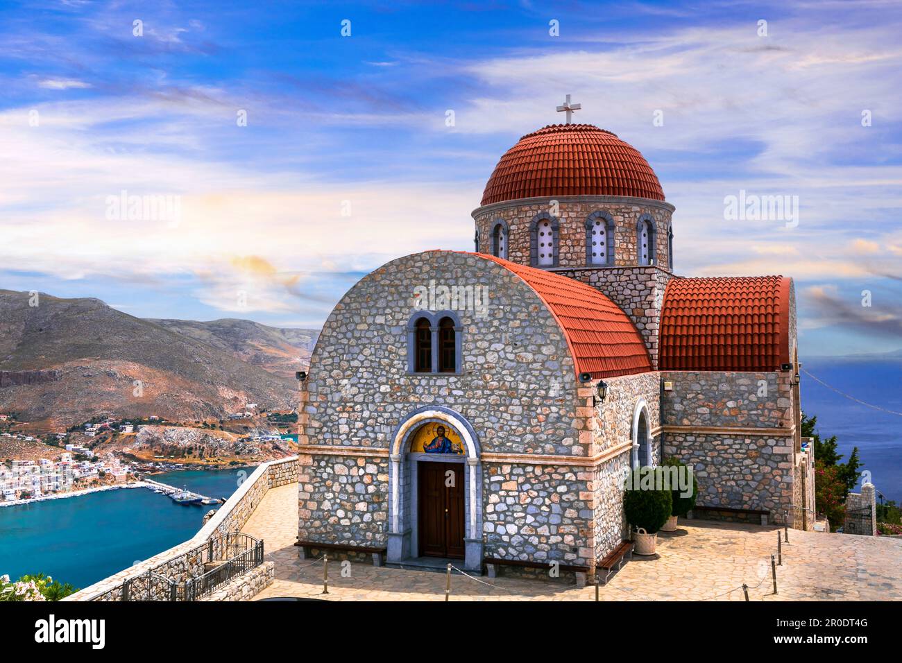Étonnante série Grèce - magnifique île de Kalymnos, Dodécanèse. Vue sur la ville de Pothia et le monastère d''agios Savvas Banque D'Images