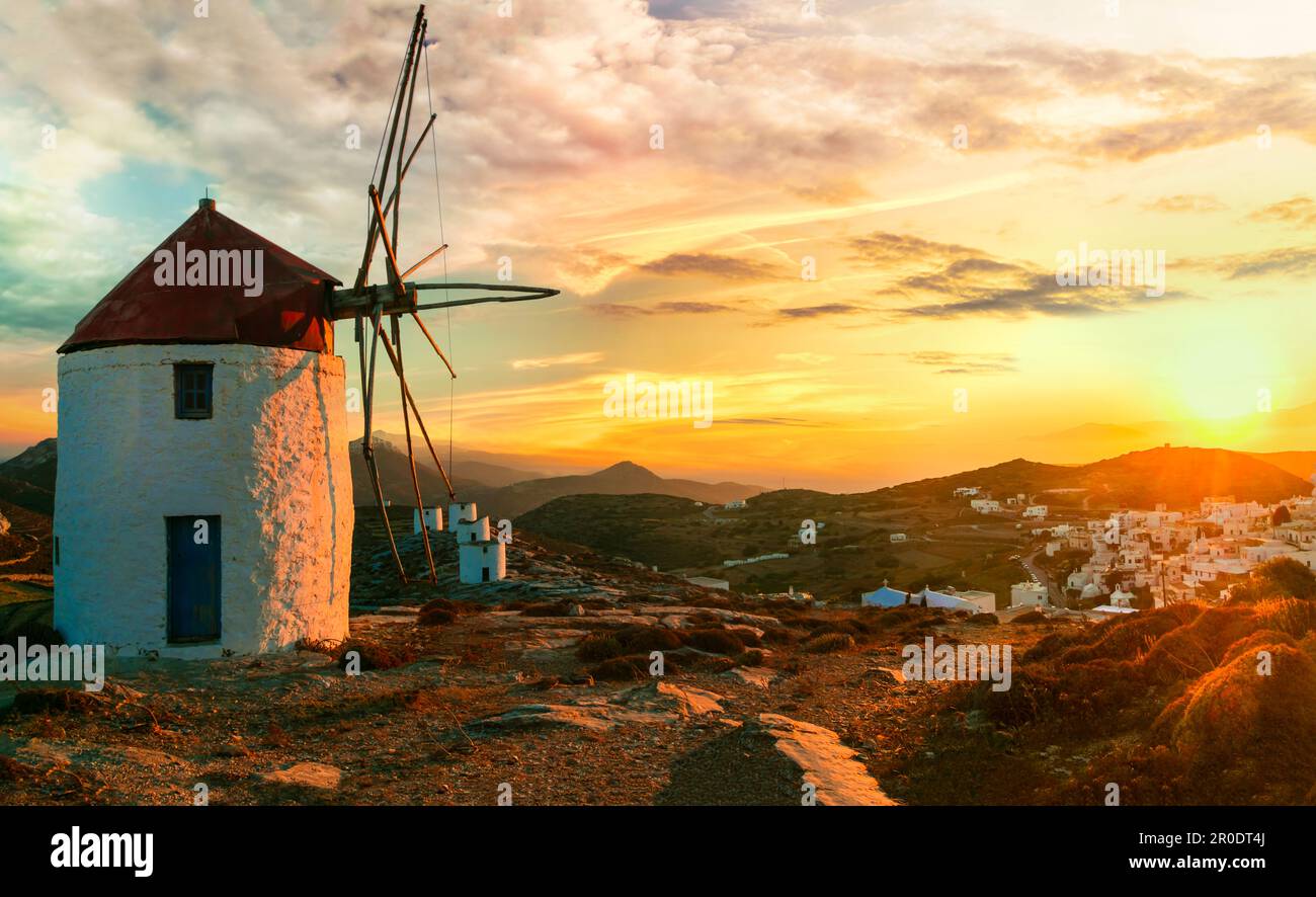 Moulins à vent traditionnels grecs. Île d'Amorgos dans les Cyclades, vue sur le village de Chora au coucher du soleil Banque D'Images