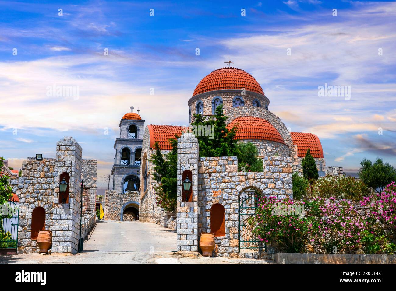 La Grèce pittoresque traditionnelle - magnifique île de Kalymnos, Dodécanèse. Vue sur le magnifique monastère d'agios Savvas Banque D'Images