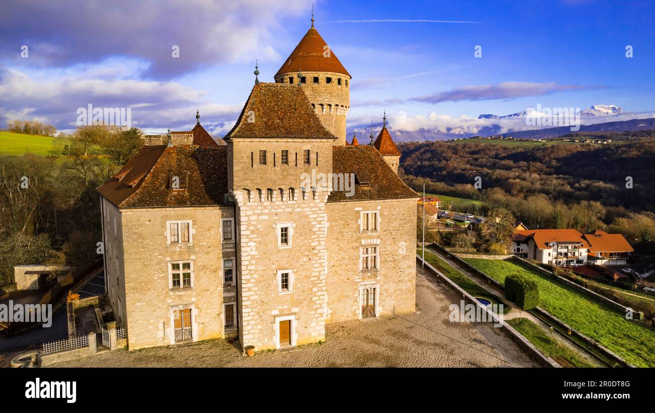 Drone aérien vue panoramique sur le magnifique château médiéval Château de Montrottier, Rhône-Alpes, Savoie, France Banque D'Images