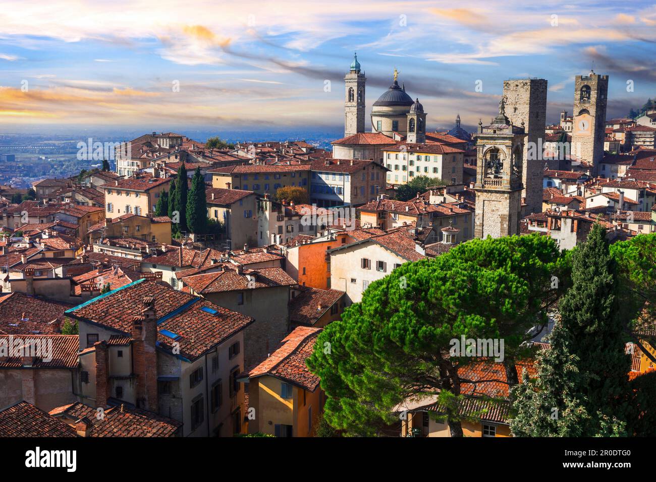 Monuments historiques italiens et belles villes médiévales - Bergame, vieille ville, vue avec des tours au coucher du soleil. Lombardie, Italie Banque D'Images