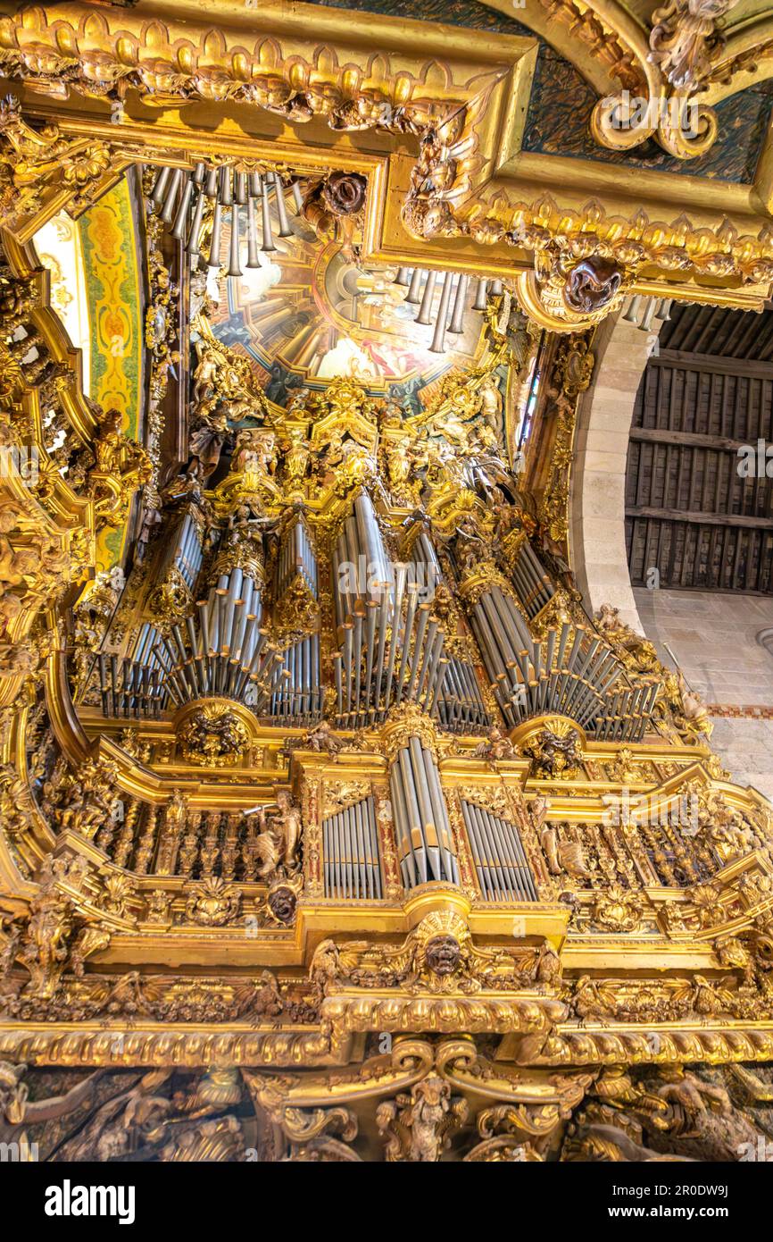 Braga, Portugal - 1 mai 2023 : Décoration et orgues d'or du Haut Chœur à l'intérieur de la cathédrale de Sé de Braga - Braga, Portugal Banque D'Images