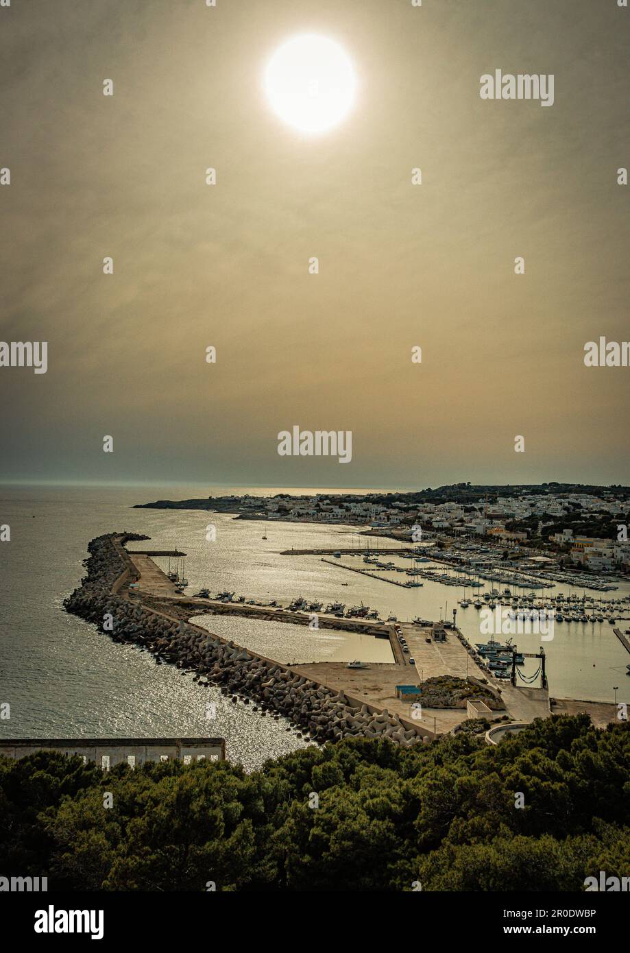 Santa Maria di Leuca est l'entrée la plus au sud de la péninsule de Salento, un lieu riche en histoire, culture et merveilles pittoresques. Banque D'Images