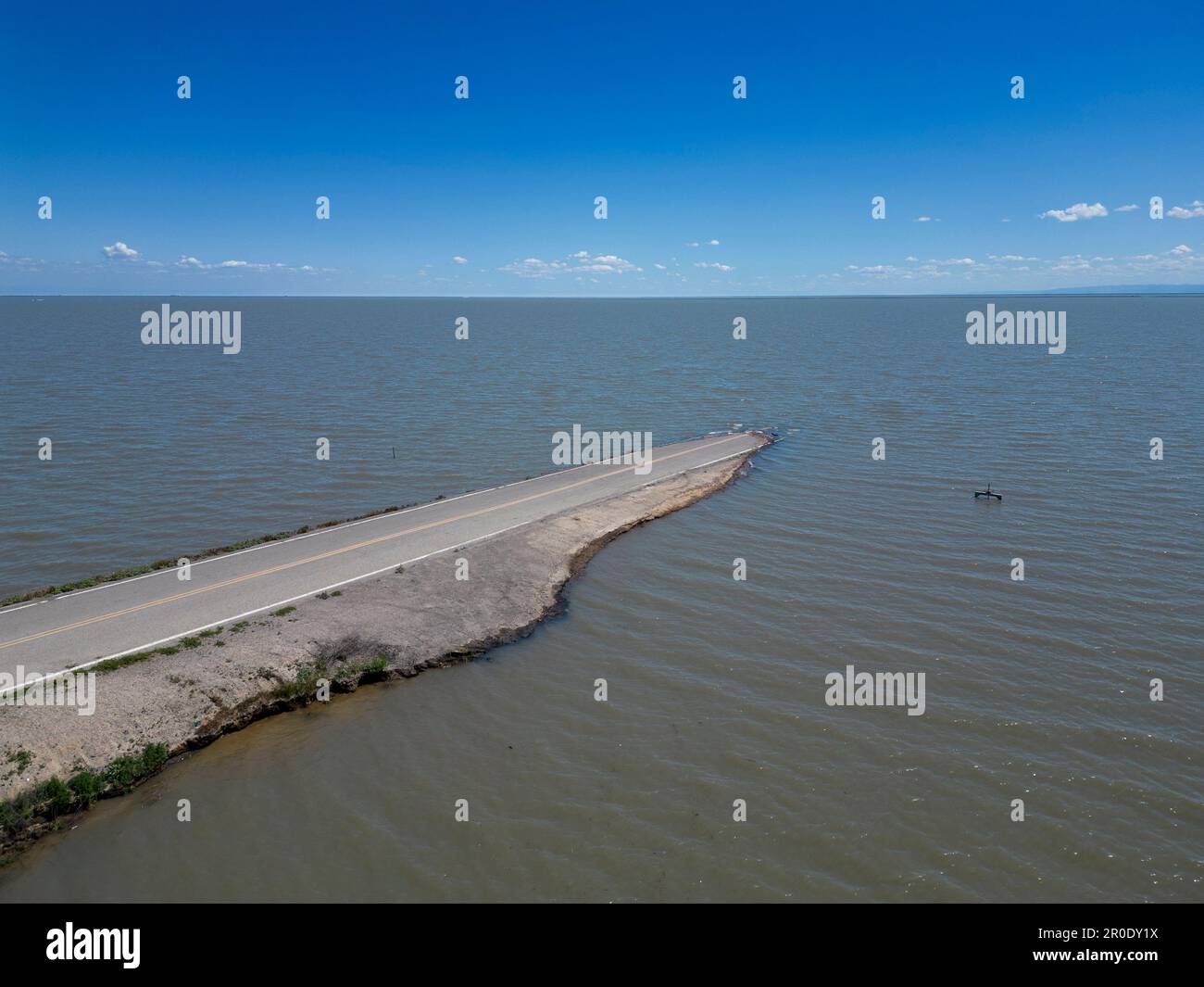Une route inondée se termine dans les eaux montantes de la fonte des neiges de la Sierra qui a créé le lac Tulare Banque D'Images