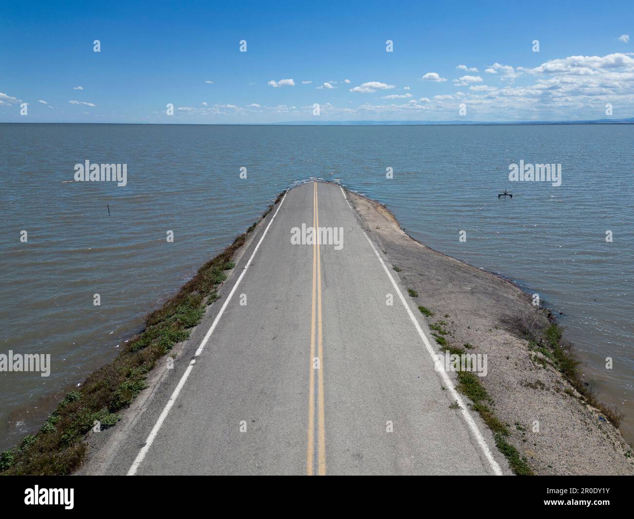 La fin de la route dans la vallée centrale de Californie est inondée par le lac Tulare Banque D'Images